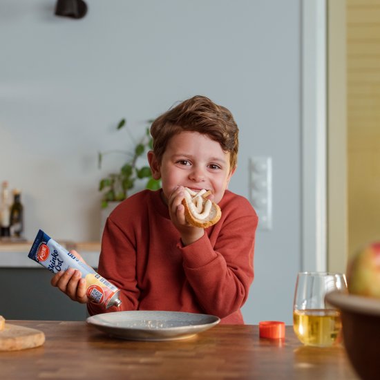 Søt gutt spiser skinkeost